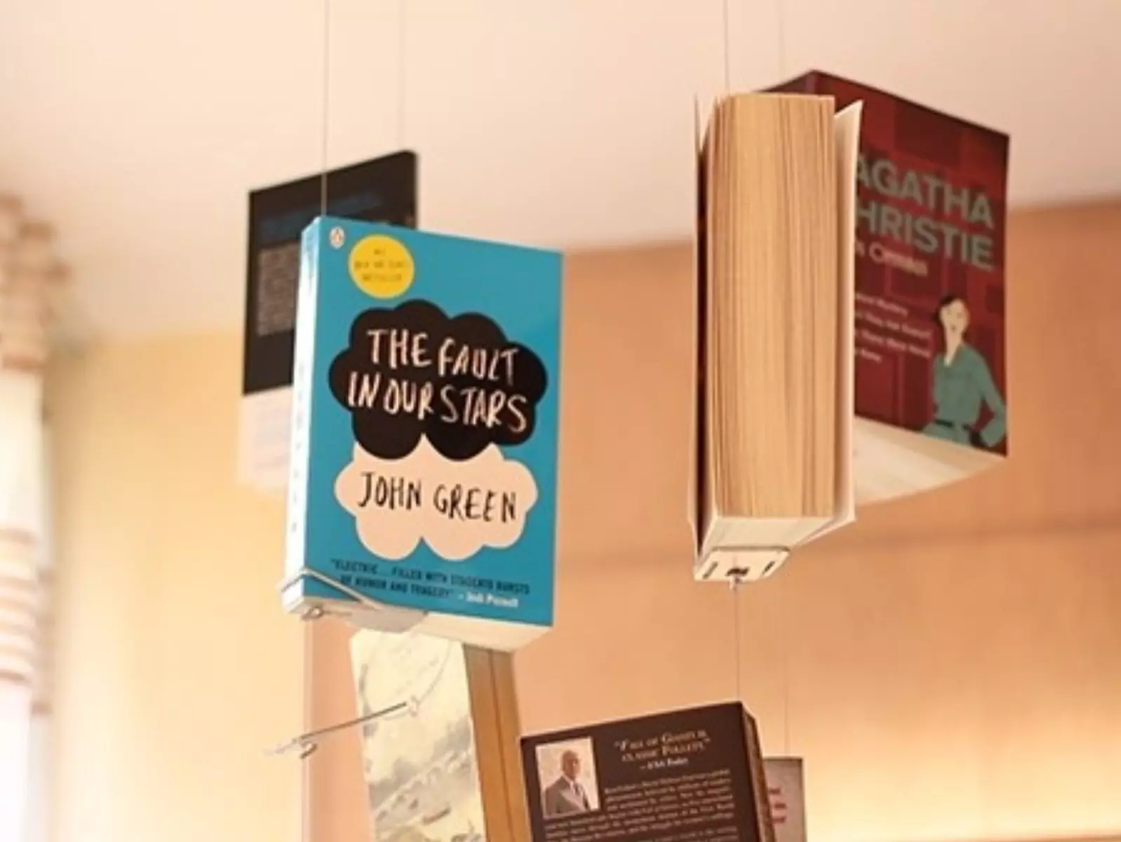 讓書漂浮起來，設計師Kiril Gitman 打造書架BY THE BOOK