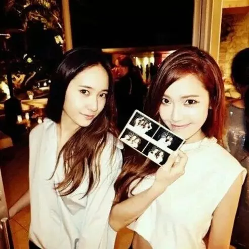 鄭氏姐妹 Jessica & Krystal 時尚穿搭　基因也太好了！