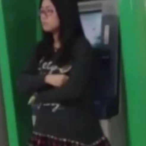 中國霸占ATM當做化妝鏡的女性　下場就是...