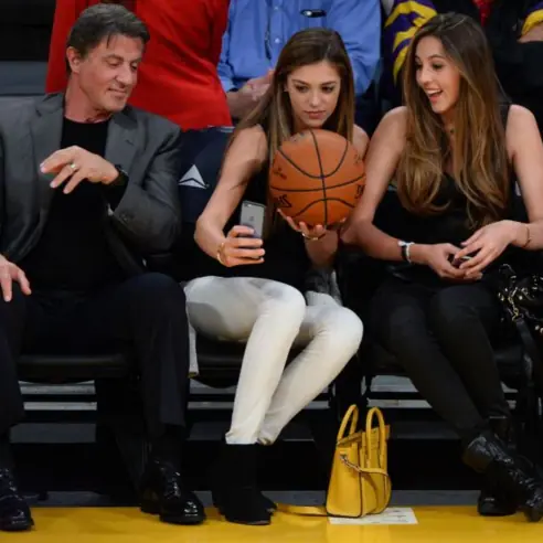 席維斯史特龍 3 個女兒美翻！撥髮甜笑讓 NBA 球迷都看傻了