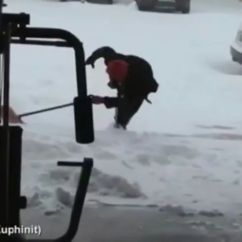 美國最強鏟雪哥　腳滑9秒不跌倒！
