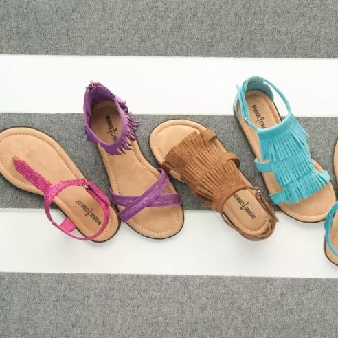 Minnetonka Moccasin S/S 2015 春夏度假風格涼拖鞋履，繽紛上市‏!!