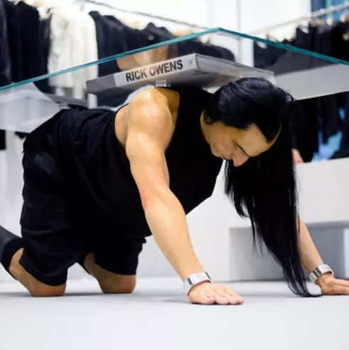 Rick Owens 香港開設亞洲最大獨立門店，真人茶几以假亂真