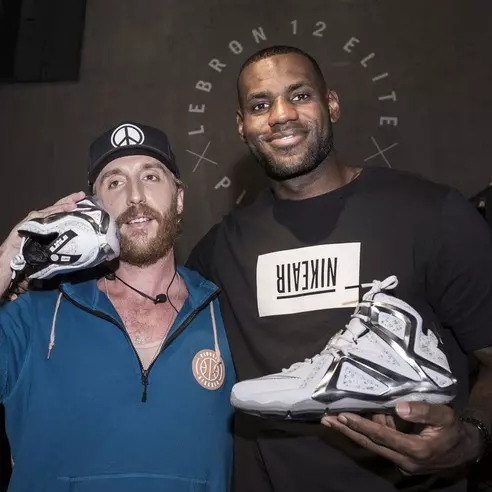 LEBRON JAMES揭幕NIKE打出名堂“詹皇球場”