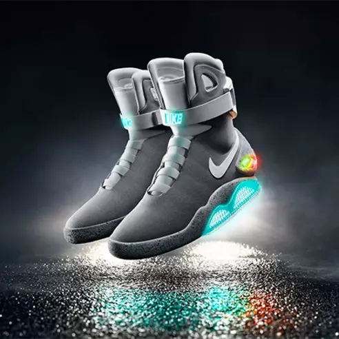 回到未來！這雙 NIKE 鞋能充電　還有全新「自動繫鞋帶」系統