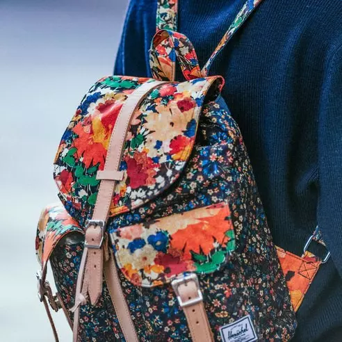 Herschel Supply 聯名限量包款 漫步奇幻英倫花園 探索優美文藝氣息