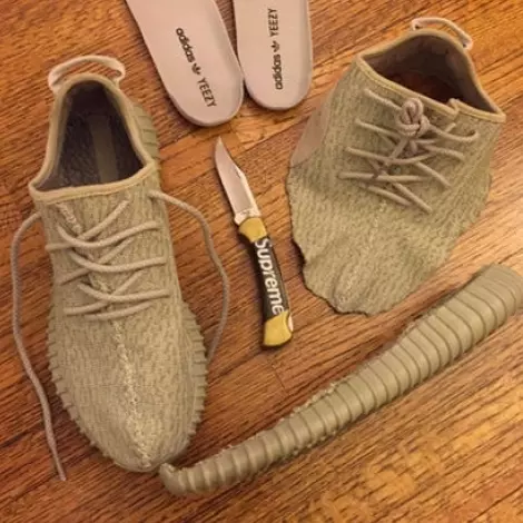 拿著 Supreme 折疊刀解剖 Yeezy Boost 350 Tan！