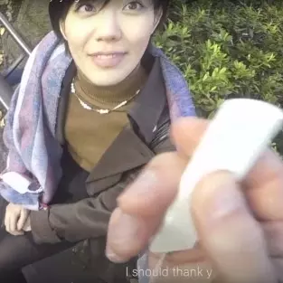 老外靠著精準的隨身翻譯機　就能輕易親吻街頭的日本女孩
