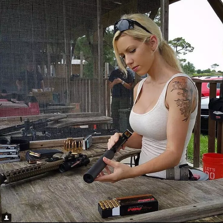國外軍事迷女孩太凶　性感身材讓她迅速爆紅！