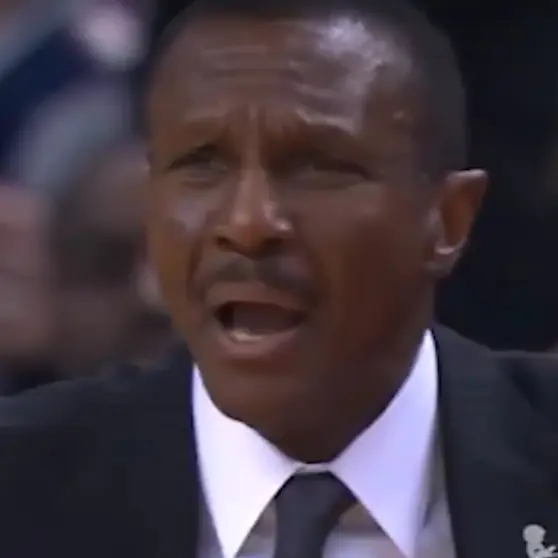NBA 史上最離譜吹判！「瞎眼」裁判遭觀眾狂噓 3 分鐘