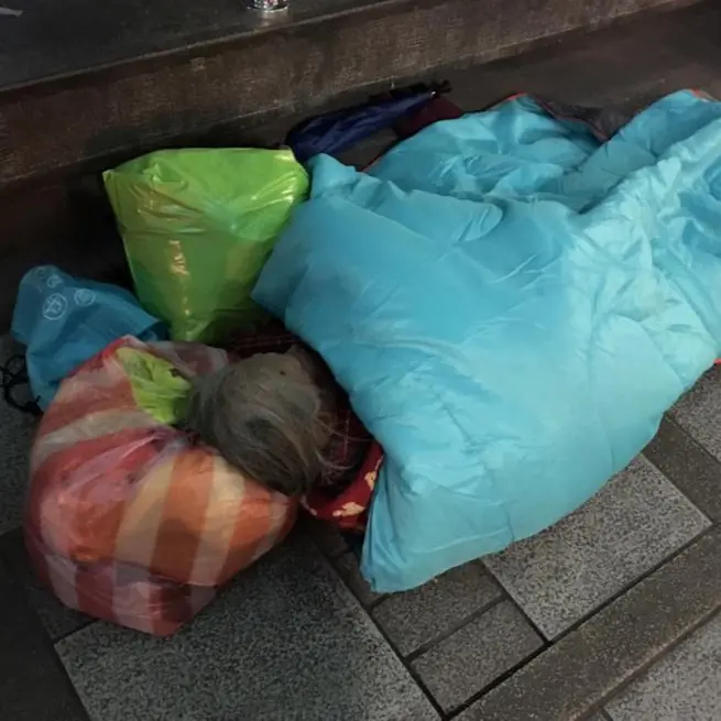 還在瘋下雪？街頭阿嬤凍哭：「謝謝你們這群年輕人的被子...謝謝..」