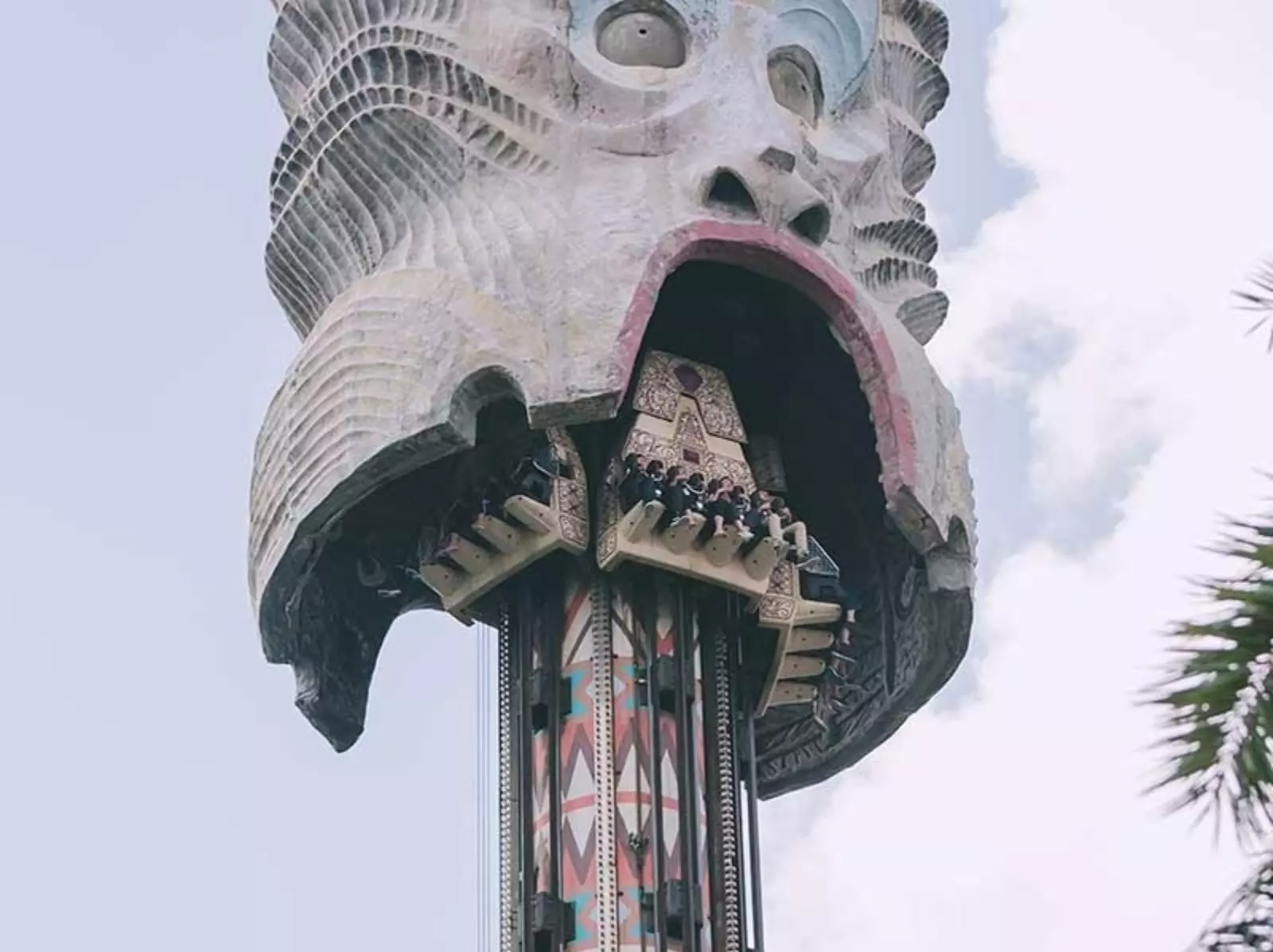 台灣 10 大刺激遊樂設施：搶救地心、大怒神、笑傲飛鷹⋯六福村就包了五項！