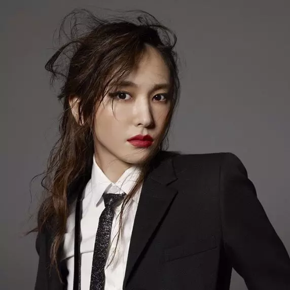 新垣結衣塗上紅唇顛覆形象　展現女性硬派的酷帥風格！