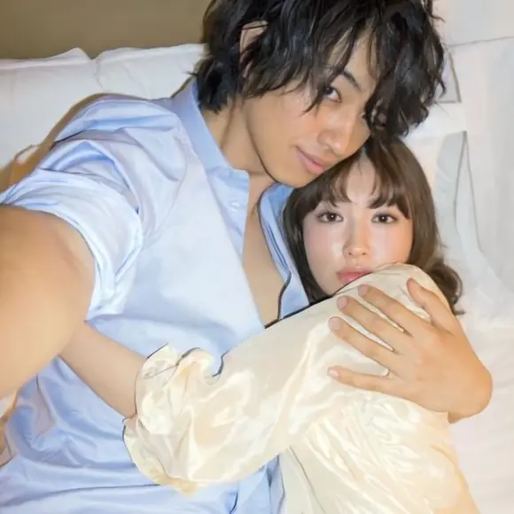 見面 5 分鐘就滾床單！小嶋陽菜和齋藤工親密床照曝光！