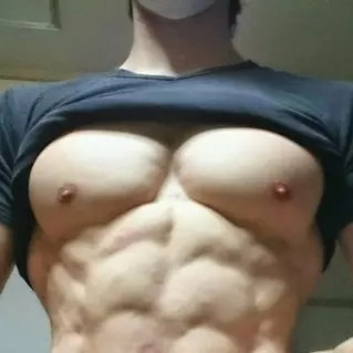 這名男生秀出驚人的「筋肉大胸」　連男網友也喊：好想摸摸看！