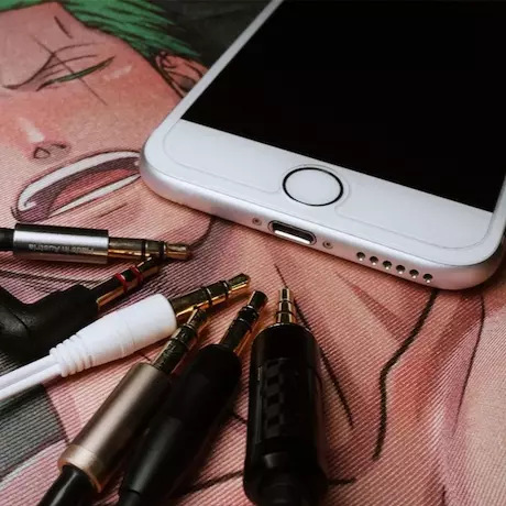 蘋果拋棄耳機口之後，果粉們往哪兒插？