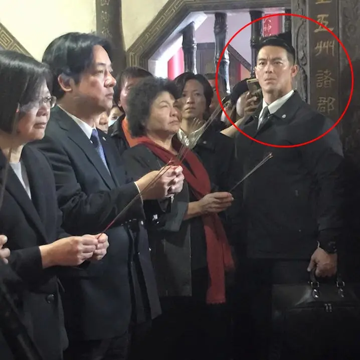 蔡英文身邊出現「男神級隨扈」看不出來已經 41 歲　網友：跪求臉書