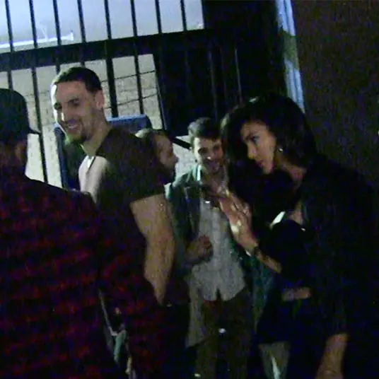 「浪花弟」Klay Thompson 贏球後立刻跑夜店　打包 3 辣妹離開！