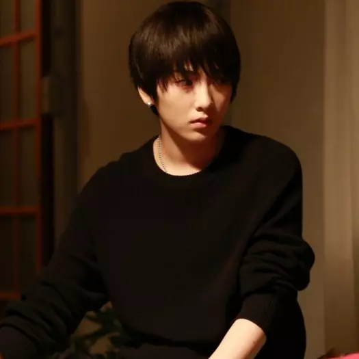 前 KARA 成員「知英」挑戰男裝角色　網友驚：帥到要被掰彎了！