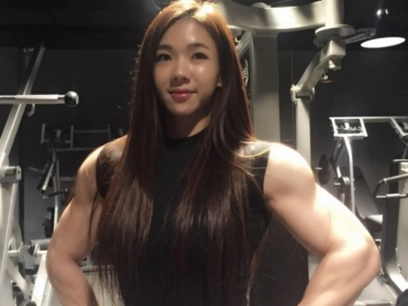 韓國正妹擁有甜美的娃娃臉，脖子以下的身材卻讓人嚇到退後 3 步...