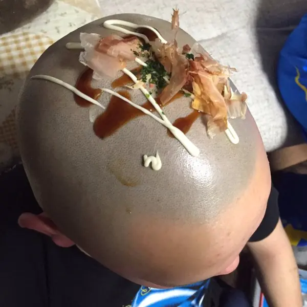 當他將柴魚片和美乃滋淋在朋友頭上　突然發現居然神似...