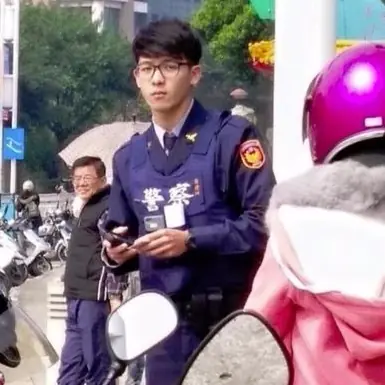 士林年輕警察太帥氣　女網友說被開單也願意？！