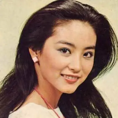 快去爸媽衣櫃尋寶去！這些90年代的「瞎趴配件」又流行回來了