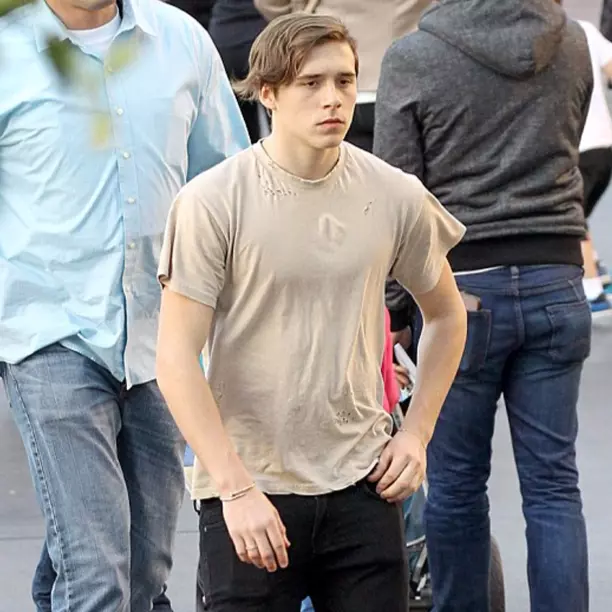 與 Brooklyn Beckham 同遊迪士尼，緋聞女友 Sonia 穿搭獲網民大讚！