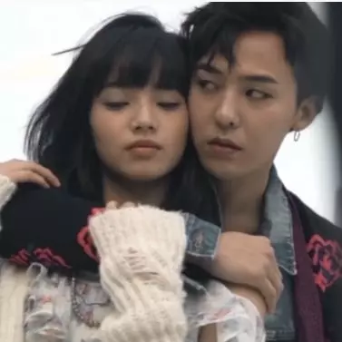 G-DRAGON 親密摟小松菜奈拍攝雜誌　粉絲吃醋竟然這樣改圖...