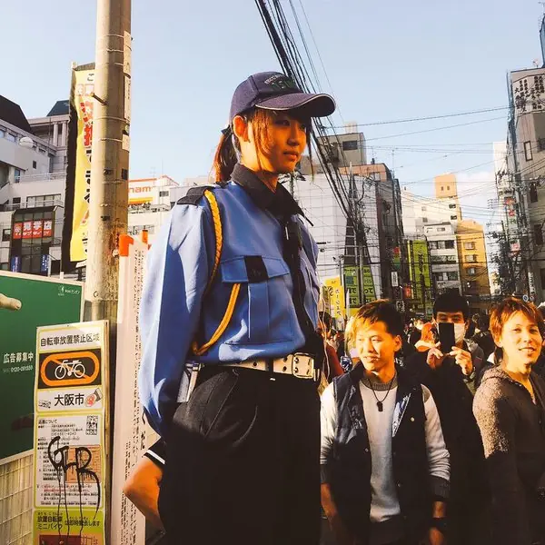 還以為是 Cosplay！值勤中的正牌「警備員」女孩　太可愛引起男性圍拍！