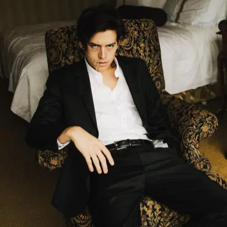 「寇弟」Cole Sprouse 染了全黑新髮色　絕對帥到讓你尖叫！