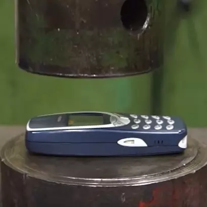 液壓機對上最強手機 Nokia 3310　最後結果居然....