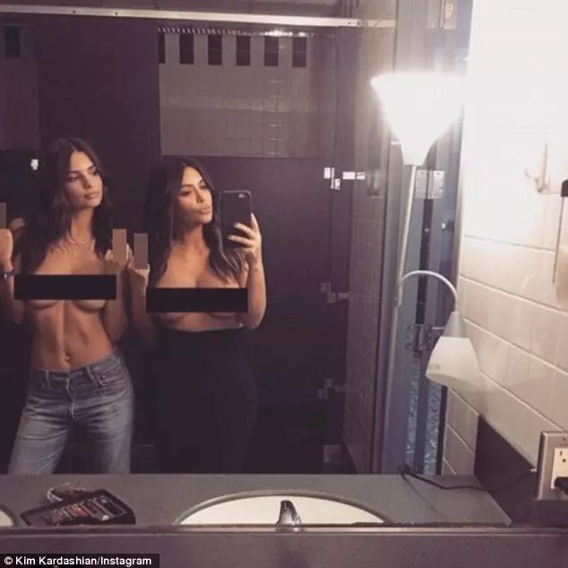 金卡達夏找來新盟友　電影《控制》小三 Emily Ratajkowski 一起裸上身合照！