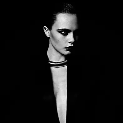 Hedi Slimane 離開 SAINT LAURENT 前的最後一組廣告　卡拉都為他復出了！