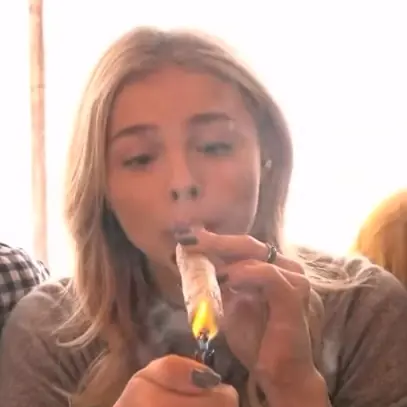 超殺女呼麻飆髒話樣樣來　《惡鄰纏身 2 》限制級預告登場！