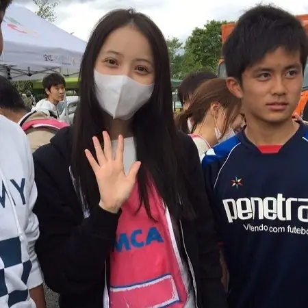 佐佐木希前往熊本災區超親民　露出「絕美素顏」大方合照！