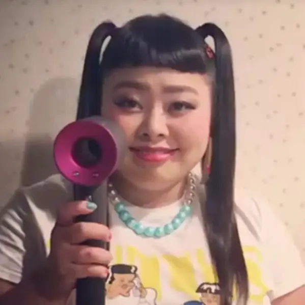 日本女諧星渡邊直美　超爆笑示範 Dyson 最新吹風機風有多強！