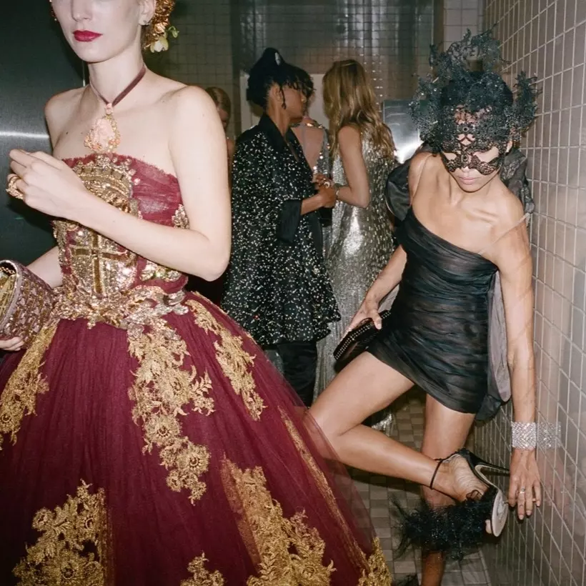 最真實的「後台」直擊！於 Met Gala 洗手間拍攝的極罕照片！