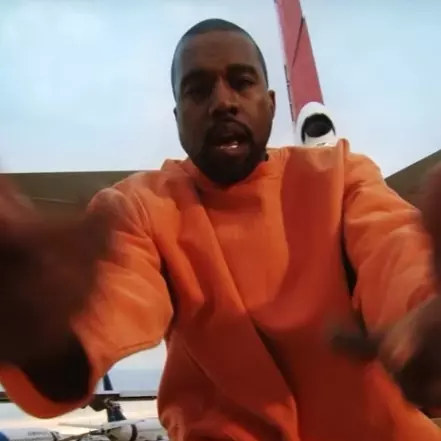 肯爺出演三方合作音樂錄影帶　全身最新 YEEZY 又變成亮點了！