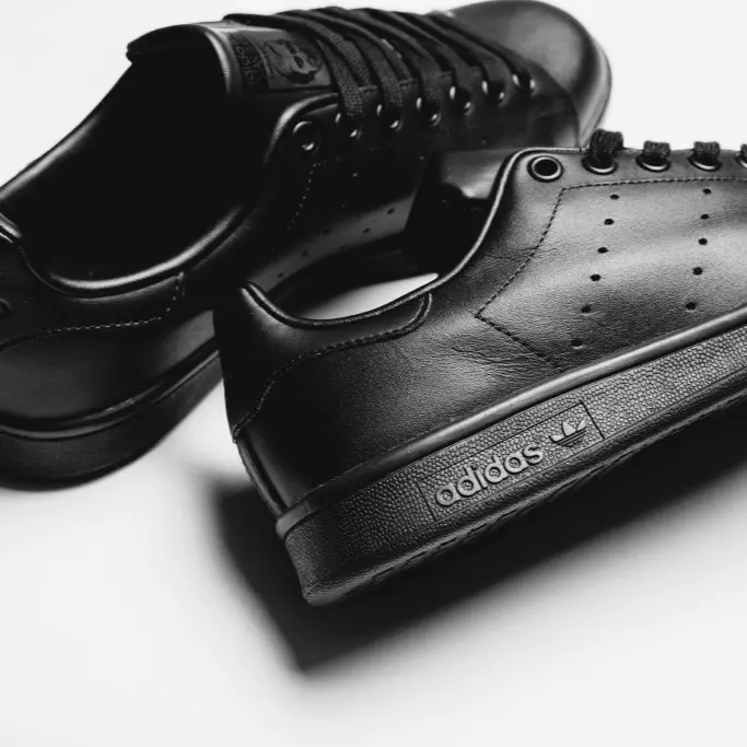 adidas Stan Smith 全黑版本終於登場　「Triple Black」的純色魅力！