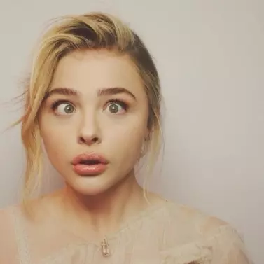想要迷倒 Brooklyn Beckham？學學 19 歲 Chloe Moretz 的符合年齡的甜美穿搭