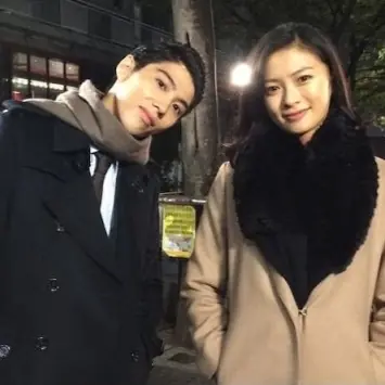 怪怪的！賀來賢人對女友榮倉奈奈使出超甜蜜「摸頭殺」⋯身高殘念被網友笑：是在扣籃嗎？
