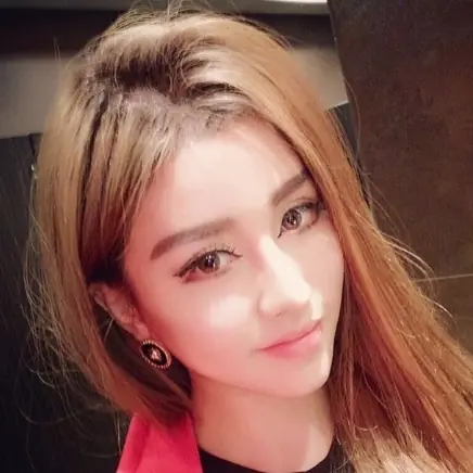 BY2 妹自拍展現超猛水蛇腰，卻被網友抓包 PS 太過頭！