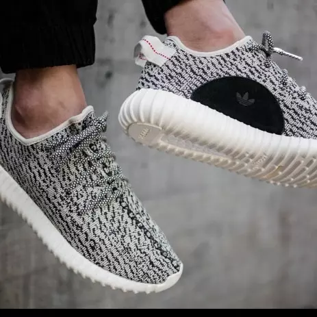 一雙 Yeezy 只賺 60 元？球鞋網站揭密：成本才值一件 UT ！