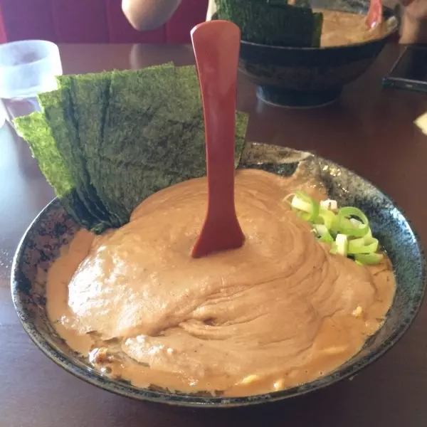 這一間號稱「日本最濃的拉麵」　光看照片就足以讓你驚呆！