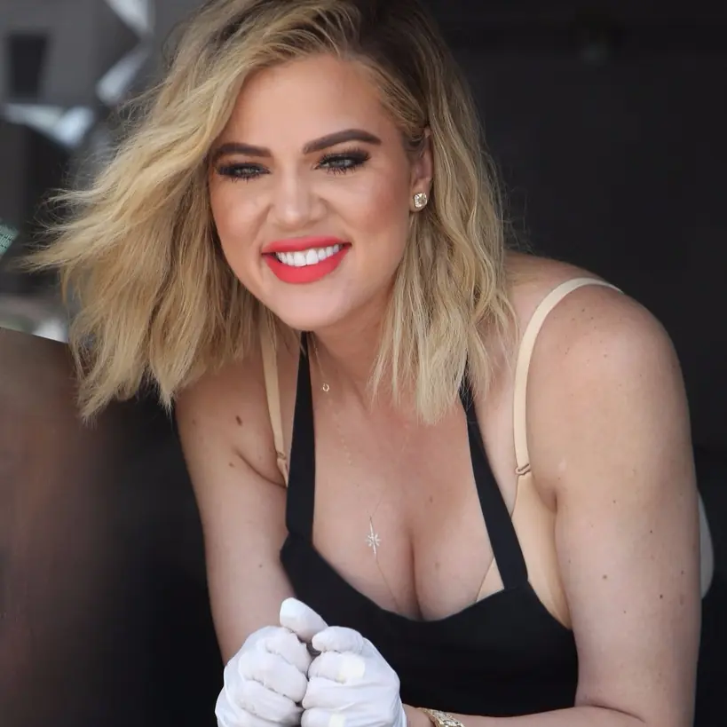 Khloe Kardashian 放送低胸賣冰淇淋　清晰近照被網友吐槽：口味太重！