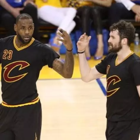 Kevin Love 想要擊掌卻被詹皇怒斥　引起瘋傳的片段真相是...