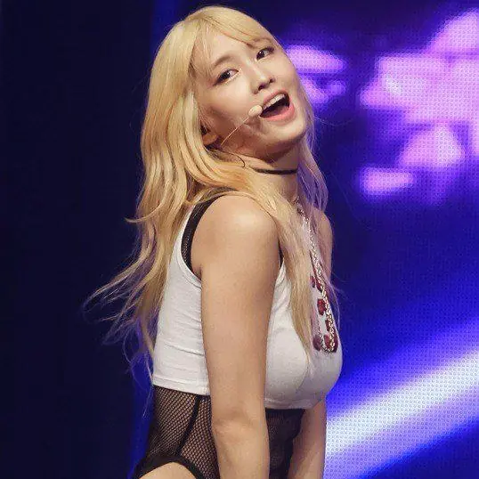 TWICE 團員 MOMO 現場演出歌曲　背心爆開依舊超敬業完美演出！