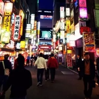 日本猛男辣妹餐廳拒絕胖子顧客，收費還不低！