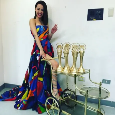 金曲獎 Jolin 開衩禮服光彩奪目！夏日選擇「美腿開衩裙」最時髦